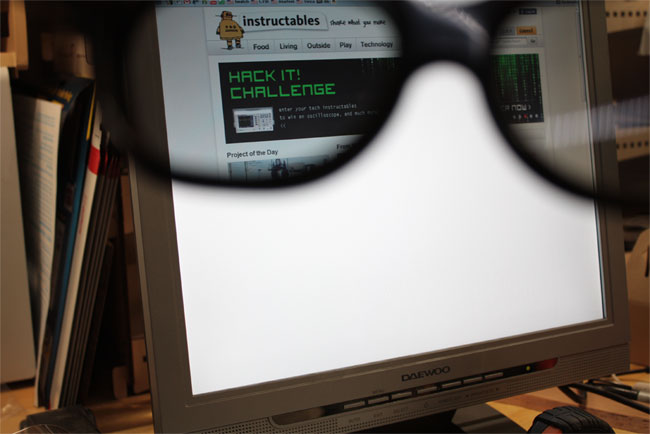 Ombygget LCD-skærm viser kun billeder igennem brillerne