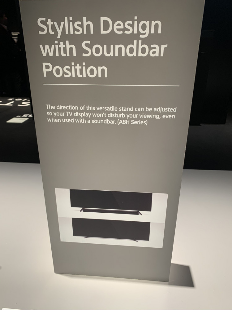 Foden på Sony A8 4K OLED kan løftes så soundbar kan lægges under